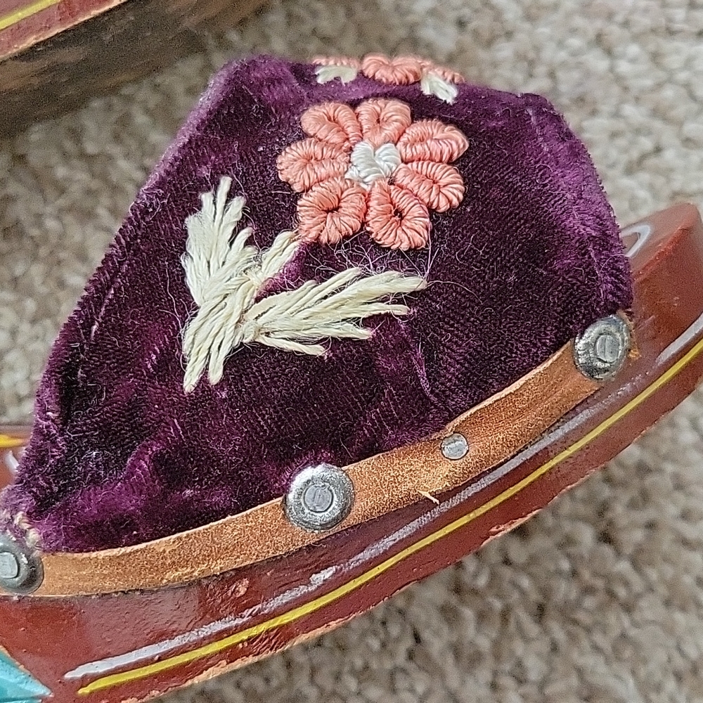Vtg 50s Carved Wood Embroidered Velvet Sandals 5.5 - Picture 6 of 9
